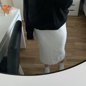 Långkjol - En super fin lång kjol, ribbad, vit, ifrån gina! Stl M