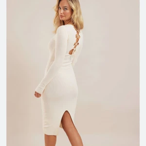 Klänning - Klänning från chiquelle. Ljusbieg färg. Nypris 699kr