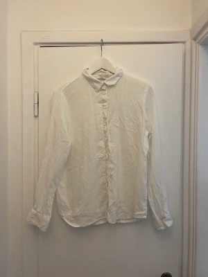 Vit linneskjorta - Linneskjorta från Ellos.  