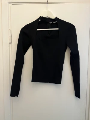 Chokertopp från Zara - Svart chokertopp, använd fåtal ggr