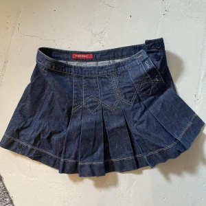 miss sixty kjol - jeanskjol från Miss Sixty köpt på depop, storlek M skulle jag säga (: frakt tillkommer