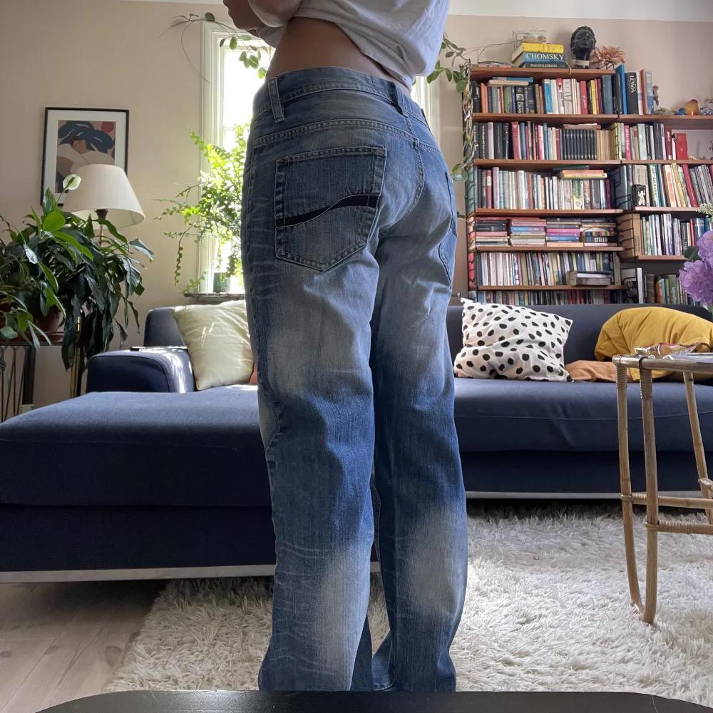 Loose jeans som sitter snyggt på höften och har coola fickor🩷 midjemått: 83cm och innerbenslängd: 87cm. Jeans & Byxor.