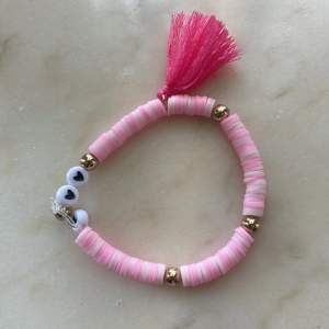 Här är ett rosa sommararmband, i både rosa och ljus rosa med några guldiga detaljer på och även en rosa liten mjuk toffs💕💗💗🌸15kr