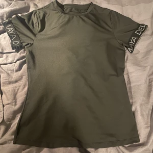 Maya Delorez tröja - Fint skick knappast andvänd. Köparen står för frakt, pris kan diskuteras☺️ storlek xxs men passar som xs/s