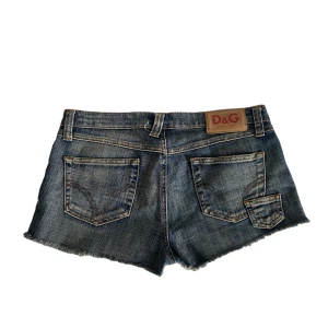 Dolce & Gabbana shorts - D&G Lågmidjade mini shorts. Sömmen har gått upp på ena sidan av shortsen syns på sista bilden. Står ingen storlek men gissar på 38. Kontakta vid intresse <3 