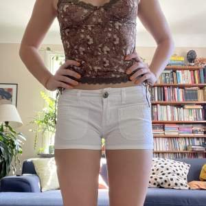 Lågmidjade vita shorts från hollhister i storlek S🫧 använd gärna köp nu🩷midjemått: 78cm och långd:22cm