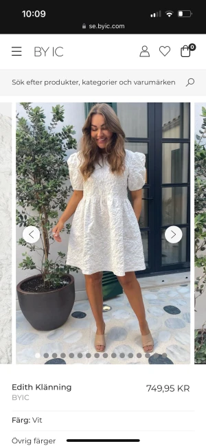 Klänning - Vit klänning perfekt till sommar och student! Säljer så jag tänkte ha på student men hittat en annan 🌸 köpt för 750, pris kan diskuteras vid snabb affär