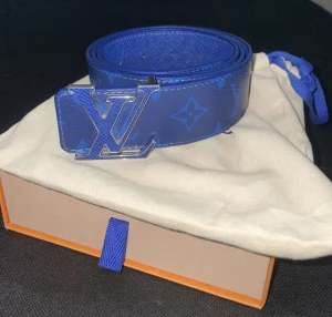 LV bälte blått - Knappt använt, säljes då de inte används.