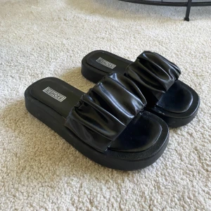 Tofflor - Svarta fina tofflor till sommaren. Använda några få gånger så är i fint skick