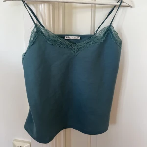 Zara topp - Säljer detta zara linne köpt för flera år sen! Använd ett fåtal gånger så bra skick! Finns inte att köpa längre! 💖💖