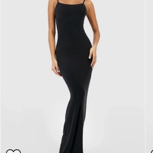 Maxi klänning  - Kollar om det finns ett intresse av denna lång klänning💕den är i storlek 36 men passar även 38 då den är stretchig!