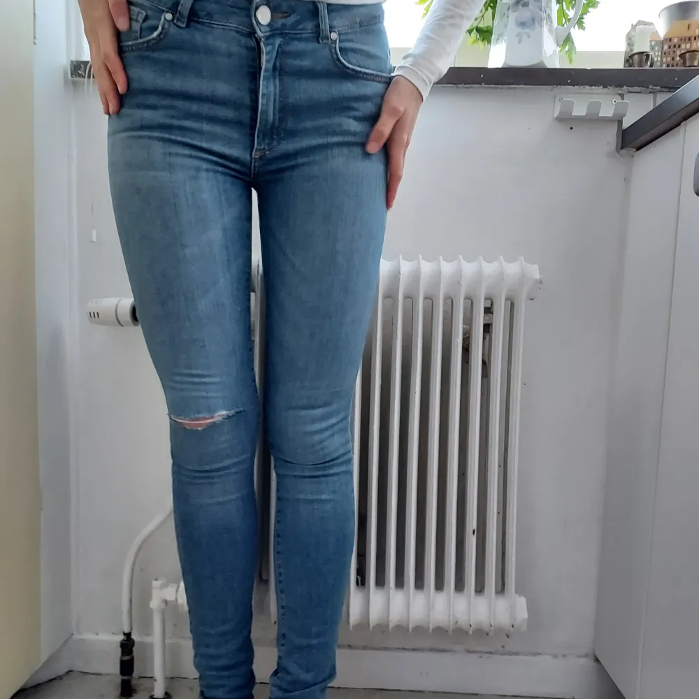Ljusblå jeans slitna på knät tight modell. Jeans & Byxor.