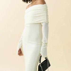 Off shoulder Maxi dress  - Säljer nu min kläning från Gina då ja inte använder den, köpte den för några månader sen men har aldrig använt den efter det. Nypris ligger på 599. Skriv för mera bilder 💕