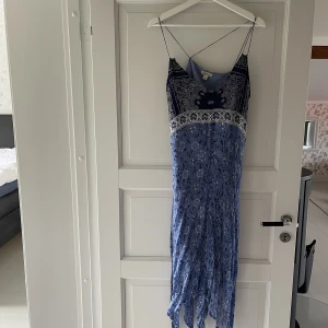 Sommarklänning - Perfekt sommarklänning, otroligt fin rygg med axelband. Använd 1 gång 