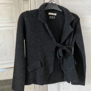 Odd Molly kofta i storlek 1 motsvarande XS - Mörkgrå Odd Molly kofta i storlek 1 motsvarande XS. 