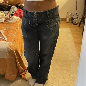 G star jeans - As snygga G star jeans som inte kommer till användning. Ganska straight leg men sitter ändå ganska baggy. Lågmidjade och mörkblå. Skriv privat för frågor. 