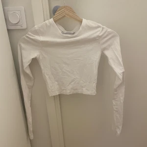 Topp från weekday  - Kort långärmad tröja från weekday storlek Xs. Skriv privat för frågor💕