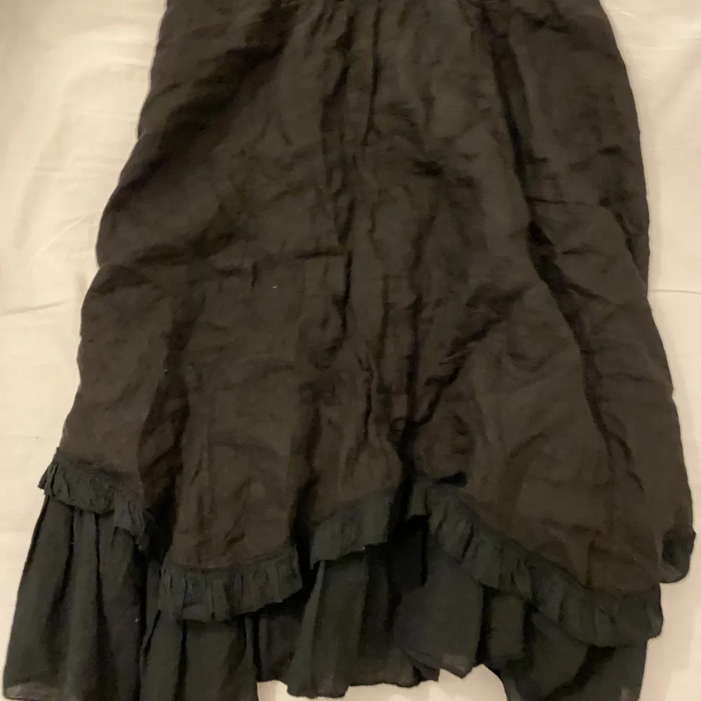 Superfin svart midi kjol i linne material med volanger och liten ficka. Kjolar.