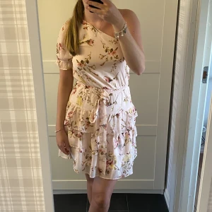 Klänning - Jätte söt klänning som aldrig kommit till användning och prislappen sitter kvar🌸🌺pris kan gå att diskuteras