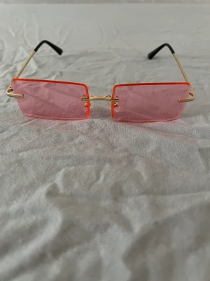 Rosa solglasögon  - Ett par super snygga rosa solglasögon. Använts 1 gång och är i nyskick. Inga defekter eller repor på glaset. Priset går givetvis att diskutera🫶🏼 skriv om ni har frågor 