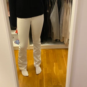 Low waist vita jeans - Vita lågmidjade jeans! Små i storleken💗 Köparen står för frakt