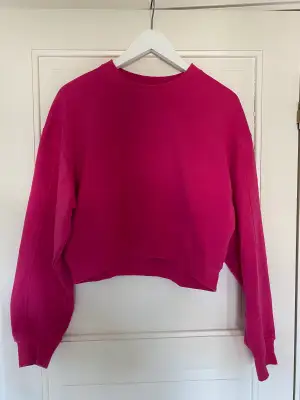 Rosa sweatshirt i kortare modell från Bershka