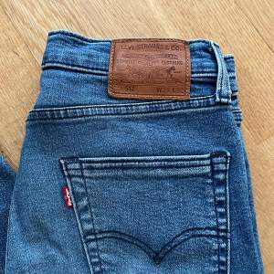Blåa Levis jeans 512, storlek W29/L32, inga tecken på användning och väldigt fint skick!