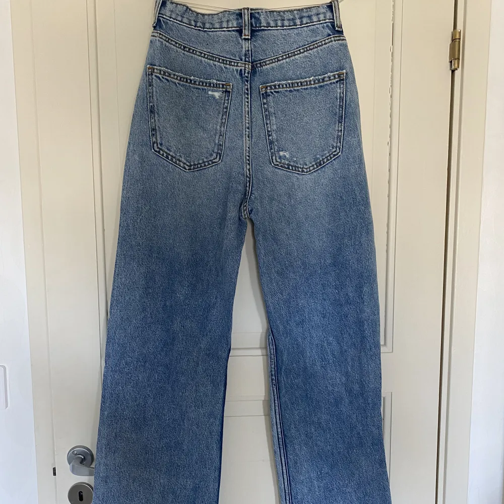 Blåa jeans med hål och slitningar från Zara! Skicka för mer bilder. Jeans & Byxor.