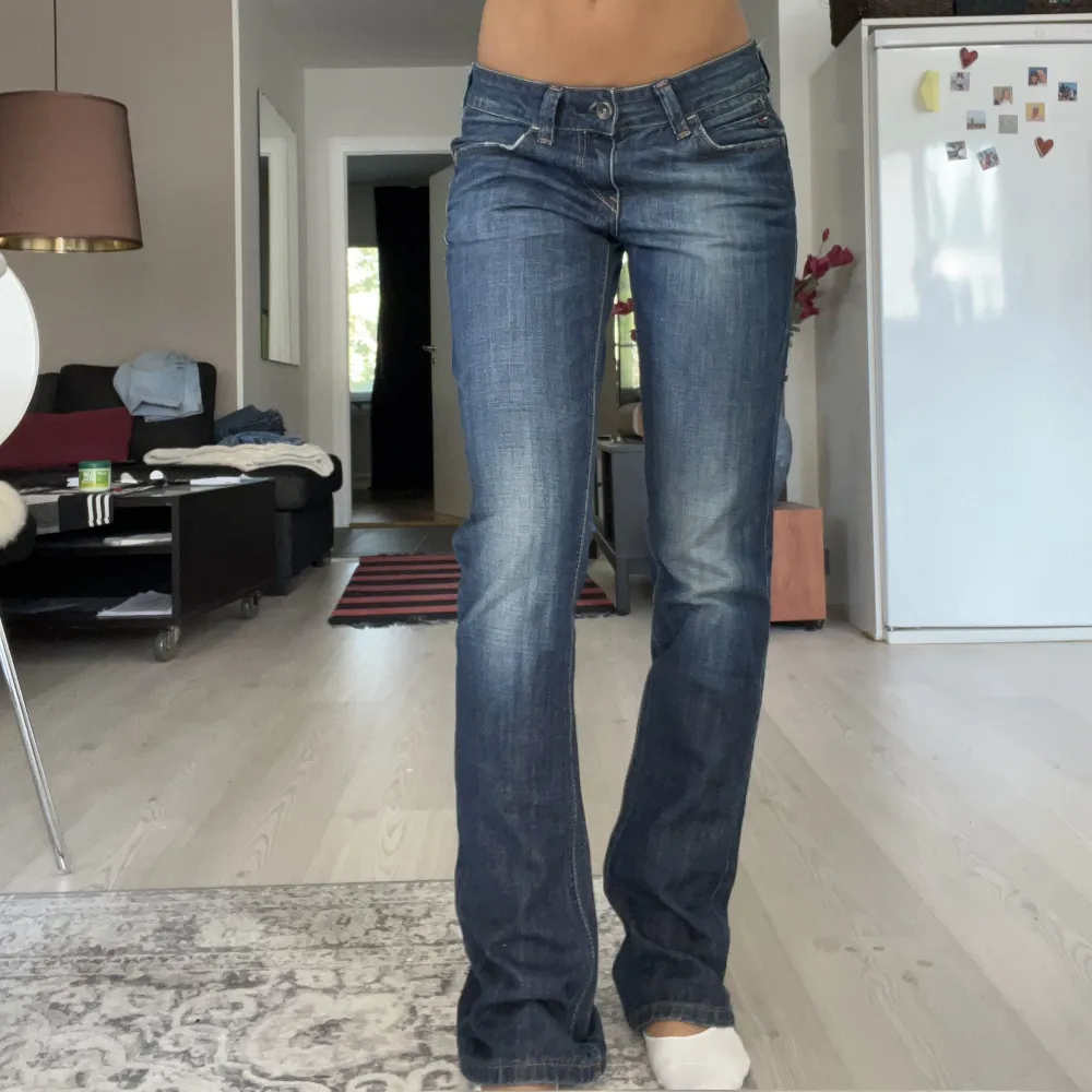 Mörkblå jeans från Tommy Hilfiger, jag är 166!. Jeans & Byxor.