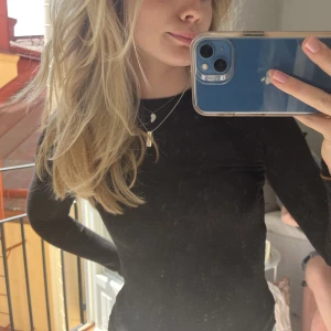 Glittrig topp  - Svart glittrig topp från zara, med en guldig kant i slutet av armen❤️ storlek S! Knappt använd! 