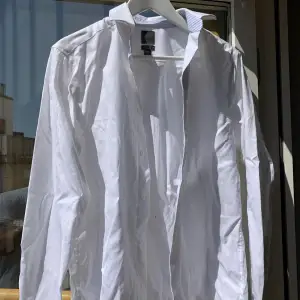 Snygg vit HM skjorta av lite mer kvalitet i storlek M. Har du några frågor eller vill ha fler bilder så kommentera gärna! :)