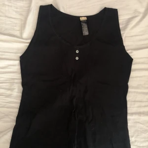 Svart linne för sommaren🌸 - Säljer linnen som tyvärr inte passar mig. Linnet på första bilden är storlek XL (48/50) och de övriga linnena är storlekarna 146/152, 158/164, samt S.  Linnet på första bilden 35kr. Resten 20kr/styck. Mängdrabatt vid köp av flera linnen ordnas.