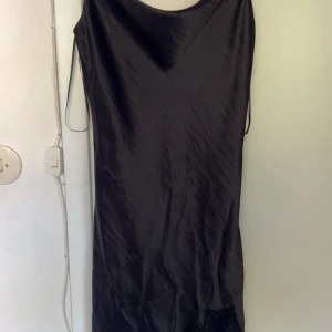Gina siden klänning  - Klänning från Gina, storlek m. Slutar precis innan knäna på mig som är 1,64