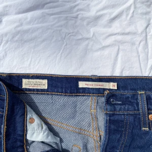 Levi’s shorts - Avklippta Levi’s ribcage straight jeans. De är breda i benen och slutar ca mitt på låret. Super sköna och knappt använda! Pris går att diskutera vid snabb affär 💗