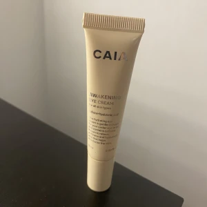 Caia ögonkräm - Säljer denna ögonkräm från Caia då jag har en annan som jag använder. Concealern blir super fin när man lagt denna innan sminket. Endast testad. 