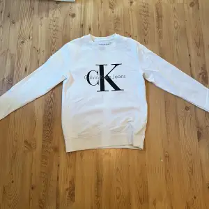 Calvin Klein tröja i storlek M. Inga fläckar och är som ny. Nypris från zalando 840kr. 