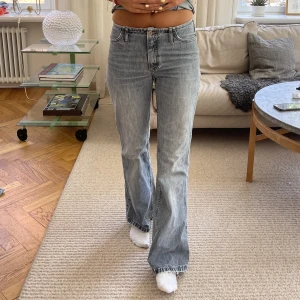 Jeans - Säljer dessa så snygga jens tyvär ett litet hål kan sicka bild men det är inget som syns❤️❤️
