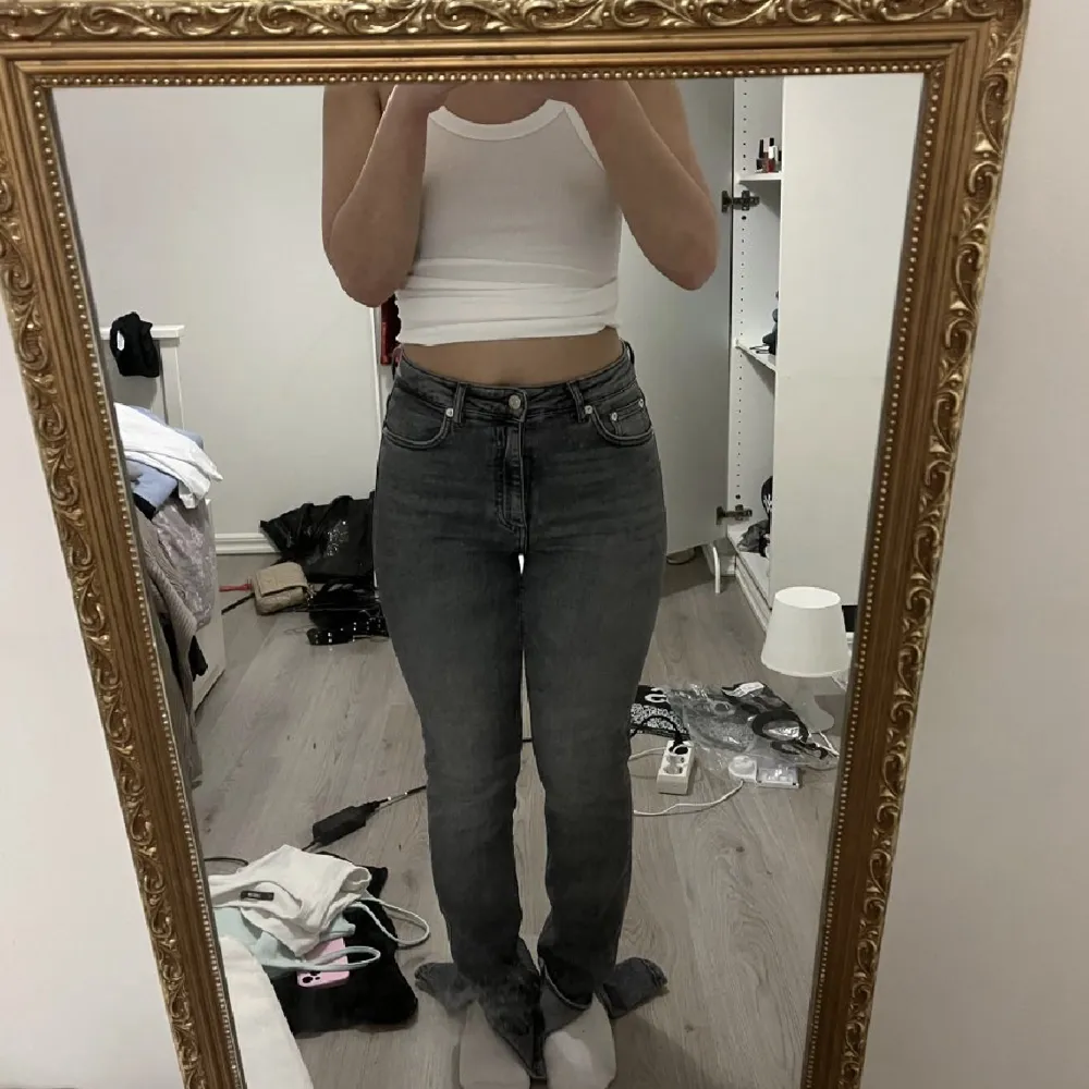Säljer dessa midwaist grå jeans med slits från Zara och helt oanvända 🫶🏼🫶🏼jag är 163 och normalt s/m i storlek, byxorna är små i storlek! . Jeans & Byxor.