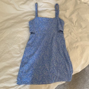 Fin sommar/avslutningsklänning💕🌴 - Blå klänning med vita blommor från mango❤️köpt förra året så går inte att köpa längre. Skriv för fler bilder elr frågor om du är intresserad 😇pris går att diskutera ❤️