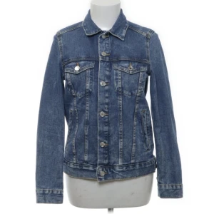 Jeansjacka - Jätte snygg jeansjacka som jag köpte på Sellpy för 250kr men den va för liten så jag säljer den här igen för 150kr. Köparen står för frakten💋💋