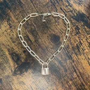 Guld halsband - Ett jätte fint nyckellås guldhalsband som används fåtal gånger❤️