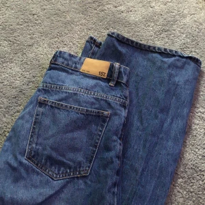 Högmidjade jeans - Jättebra skick. Midjemått: 76cm Innerben: 56