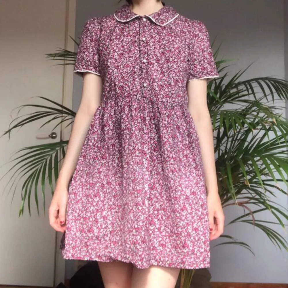 En supergullig rosa-blommig vid klänning i babydoll-modell! Fina detaljer runt ärmar och krage samt fina knappar. Älskar den här klänningen men använder för lite. Från Urban outfitters archive 🫶. Klänningar.