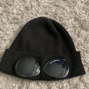  C.P COMPANY mössa. - Hej !  Säljer nu min C.P COMPANY mössa som är använd ett få tal gånger.  Mössan är äkta och är i bra skick. ONE SIZE passar bra på alla :)