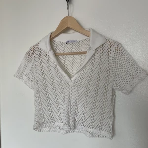 Crop top - Croptop från Zara i nätigt material. Använd väldigt få gånger. Storlek M men är liten i storleken