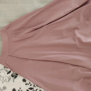Dusty Rosé midi skirt with pockets - Midi skirt, under knee length, with pockets.
