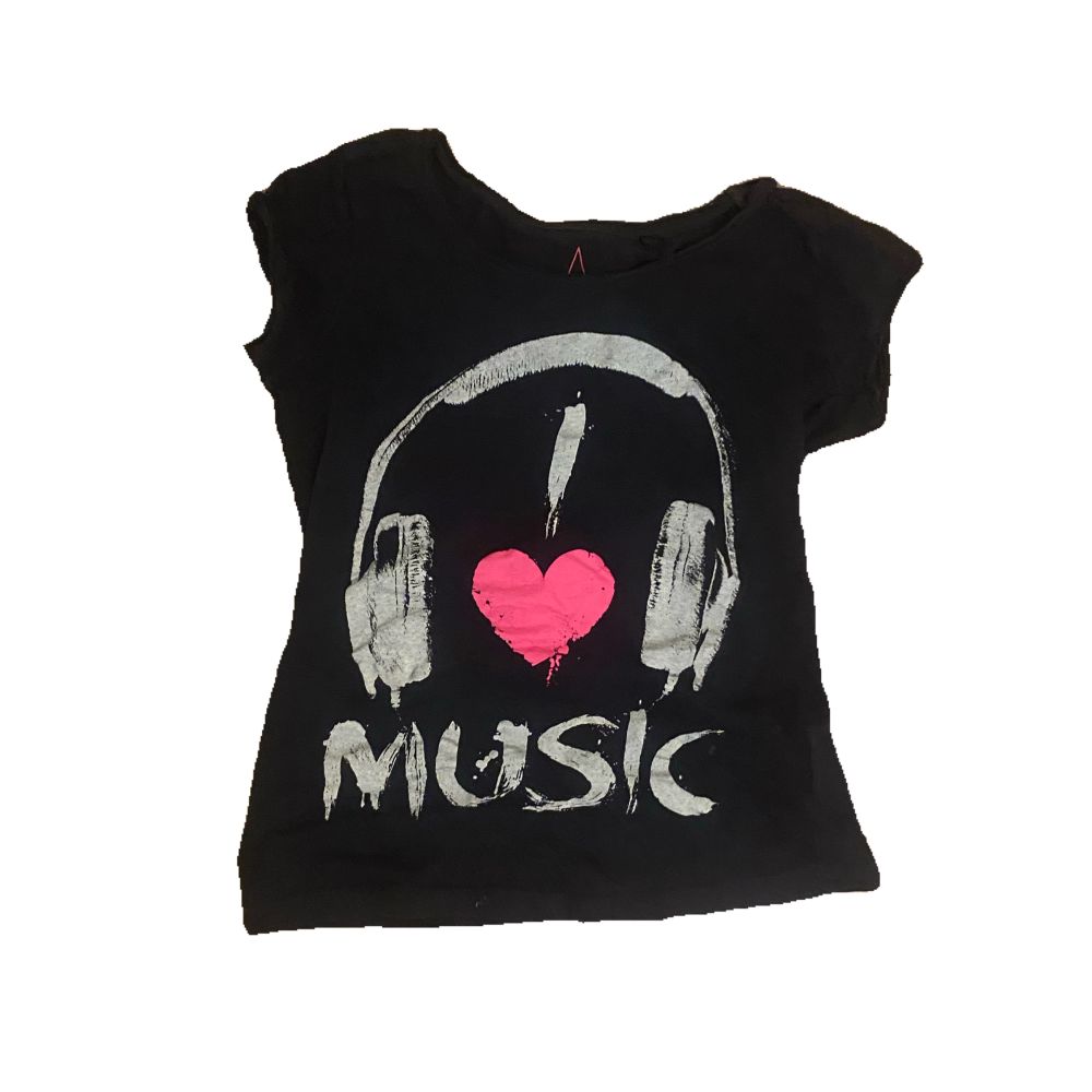 Cool t shirt med trendigt tryck, inga skador eller defekter. . T-shirts.