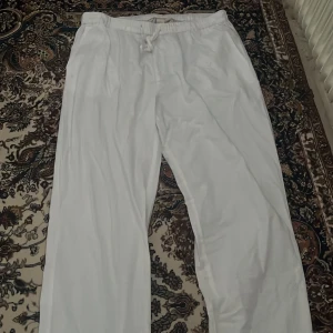 Linnebyxor Juna - Linnebyxor från Juna💗dem e rätt så straight men funkar för både tjejer och killar💗inga defekter använd 1 gång på skolavslutningen💗tror dem kostade runt 450 men säljer för 150💗 