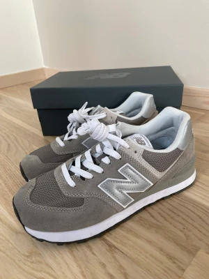 New balance 574 - Strl 40 mer som 39. Färg green leaf grey. Använda 1 gång utomhus, beställda från Arket för 1200kr.:)