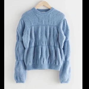 Blå & other stories tröja - Säljer min fina blåa stickade tröja från & other stories som jag gick för något år sedan! Tröjan går inte att köpa längre och är knappt använd. Köparen står för frakten❤️‍🔥